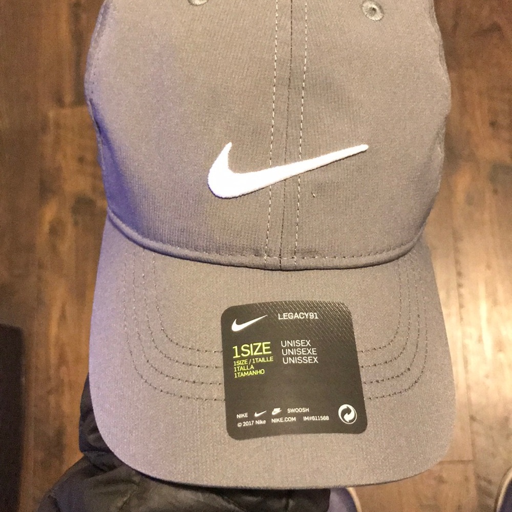 Unisex. Light gray